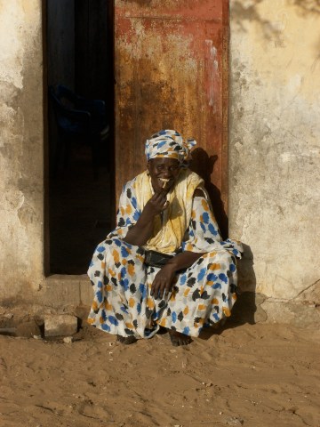 Une femme sur son perron